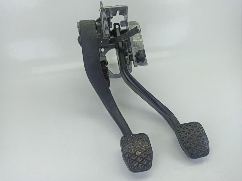 Recambio de pedal embrague para bmw 1 (e87) 118 d referencia OEM IAM 42322403  