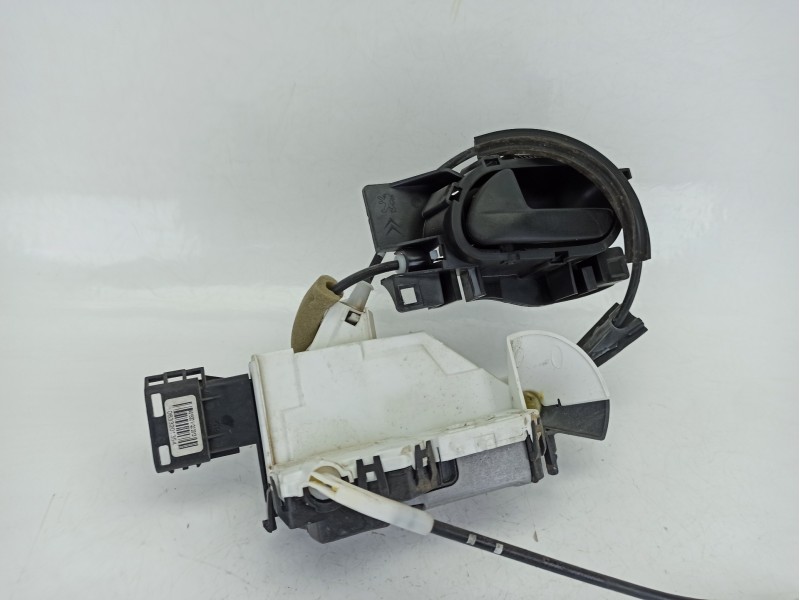 Recambio de cerradura puerta delantera izquierda para peugeot partner tepee 1.6 hdi 90 referencia OEM IAM 828406  