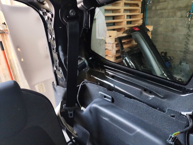 Recambio de cinturon seguridad trasero izquierdo para citroën c4 grand picasso ii (da_, de_) 1.2 thp 130 referencia OEM IAM 9806