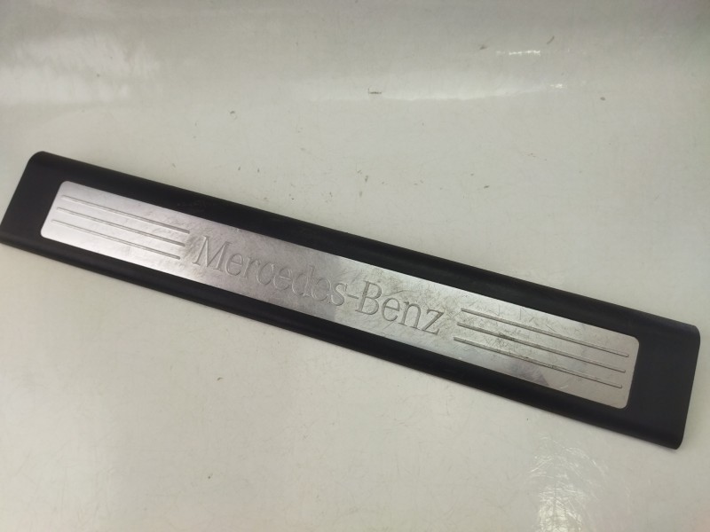 Recambio de moldura para mercedes-benz clase m (w164) ml 320 cdi 4-matic (164.122) referencia OEM IAM A1646803435  