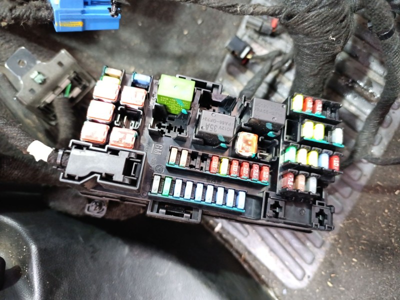 Recambio de caja reles / fusibles para opel mokka / mokka x (j13) 1.6 cdti (_76) referencia OEM IAM 42607105  