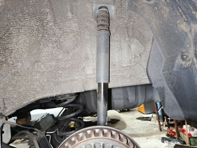 Recambio de amortiguador trasero izquierdo para dacia sandero iii 1.0 sce 65 referencia OEM IAM   