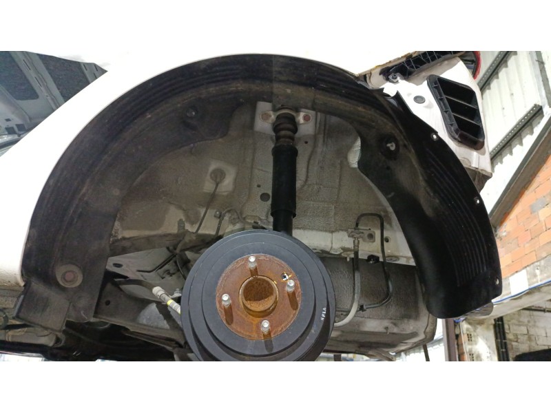 Recambio de paso de rueda trasero izquierdo para hyundai i20 ii (gb, ib) 1.2 referencia OEM IAM 86821C8000  