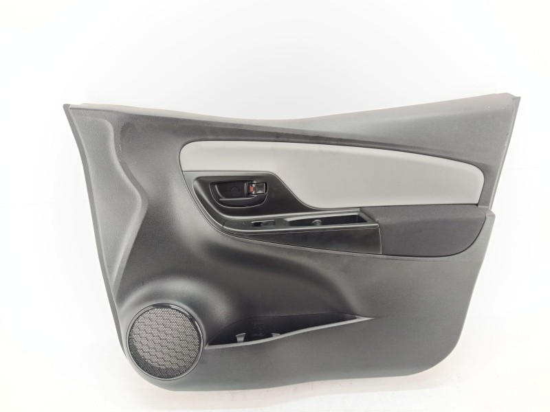 Recambio de guarnecido puerta delantera derecha para toyota yaris (_p13_) 1.0 (ksp130_) referencia OEM IAM 676100DJ50C4  