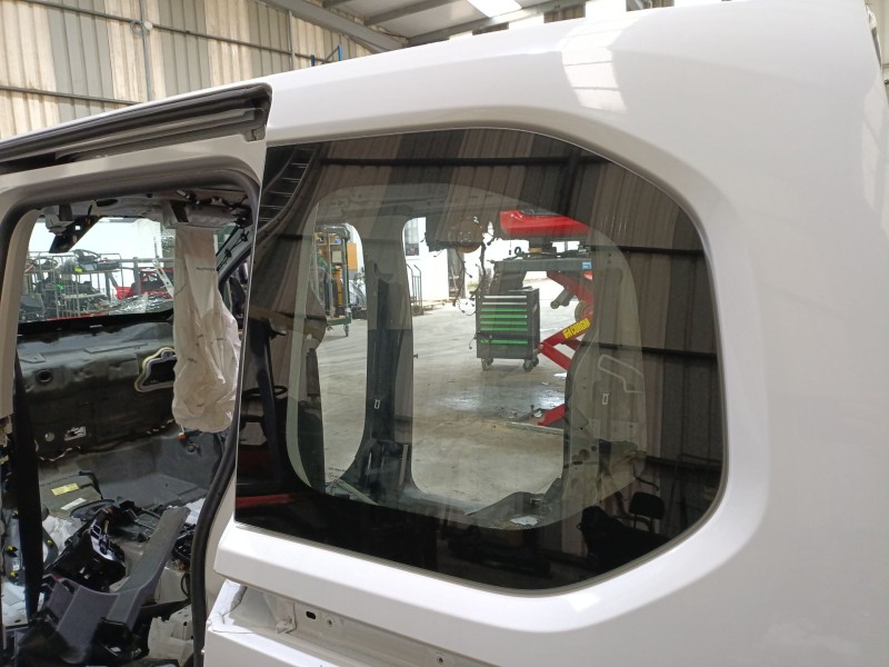 Recambio de luna custodia trasera izquierda para peugeot rifter 1.5 bluehdi 130 referencia OEM IAM 9816429080  