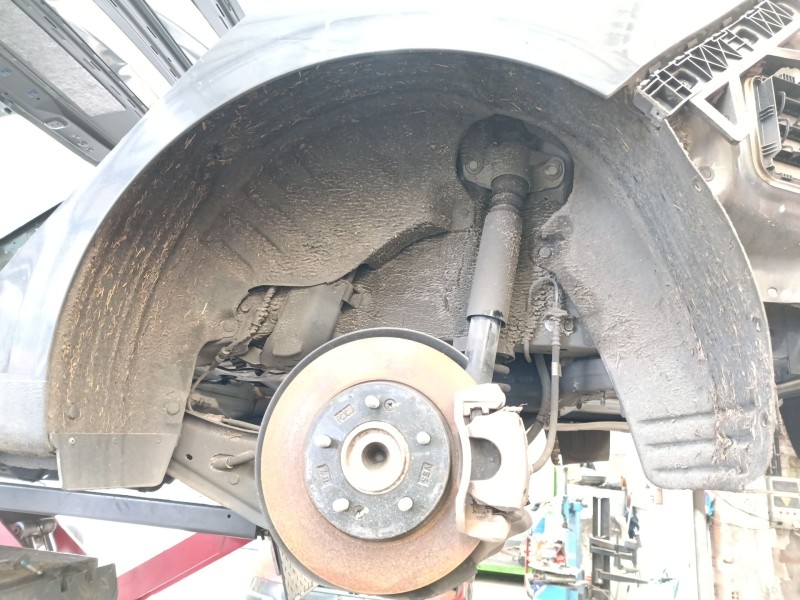 Recambio de paso de rueda trasero izquierdo para kia ceed (cd) 1.6 crdi 136 referencia OEM IAM 86821J7000  