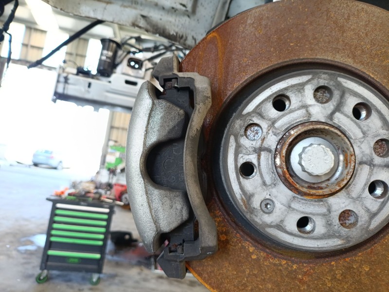 Recambio de pinza freno delantera izquierda para skoda karoq (nu7, nd7) 2.0 tdi referencia OEM IAM 8V0615123D  