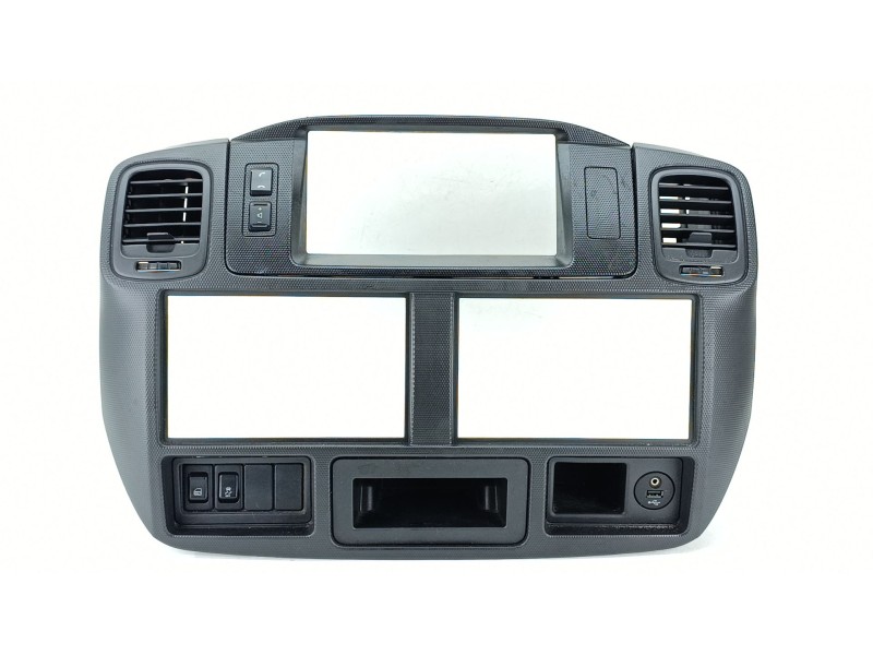 Recambio de moldura para nissan nt400 cabstar (f24m) 28.12, 32.12, 35.12 (f91an) referencia OEM IAM 68261LC60C  