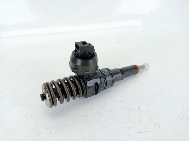 Recambio de inyector para volkswagen passat b5.5 variant (3b6) 2.0 referencia OEM IAM 038130073BA  