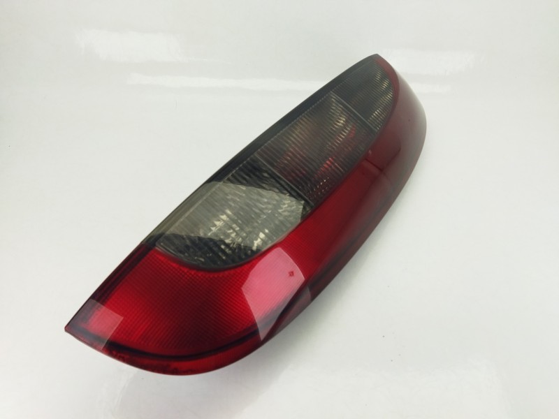 Recambio de piloto trasero derecho para opel corsa c club referencia OEM IAM 09114337  