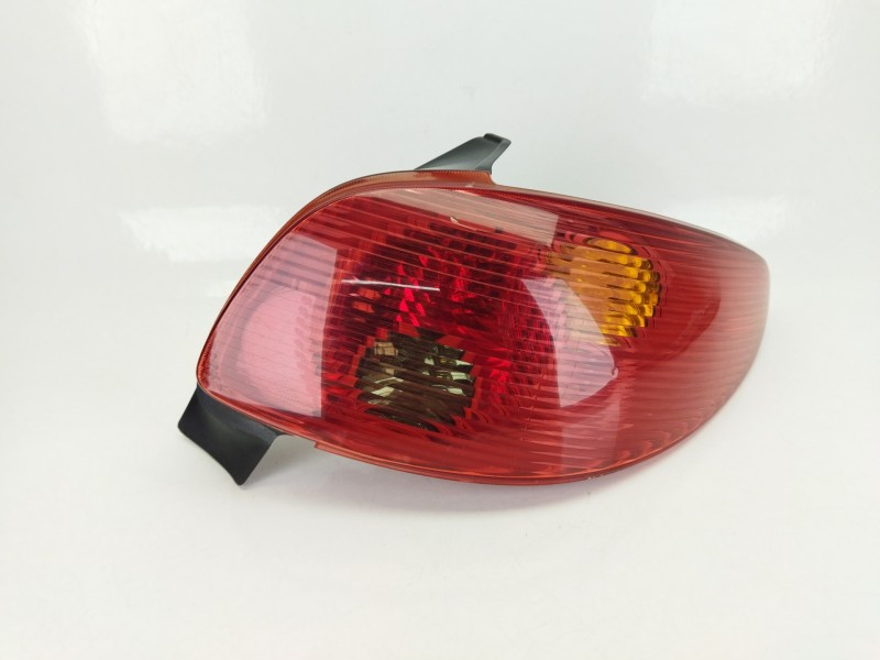 Recambio de piloto trasero derecho para peugeot 206 berlina x-line referencia OEM IAM   