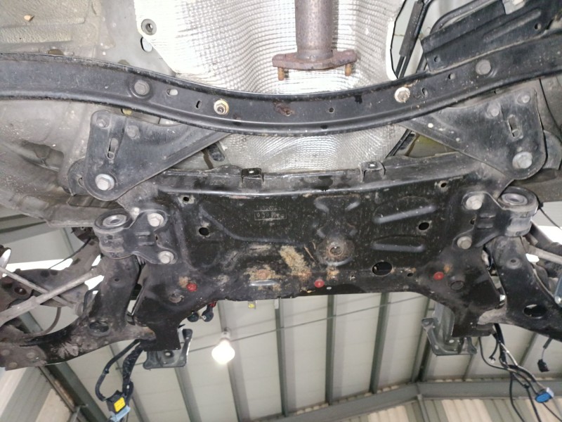 Recambio de puente delantero para ford focus iii turnier 1.6 tdci referencia OEM IAM 2207173  