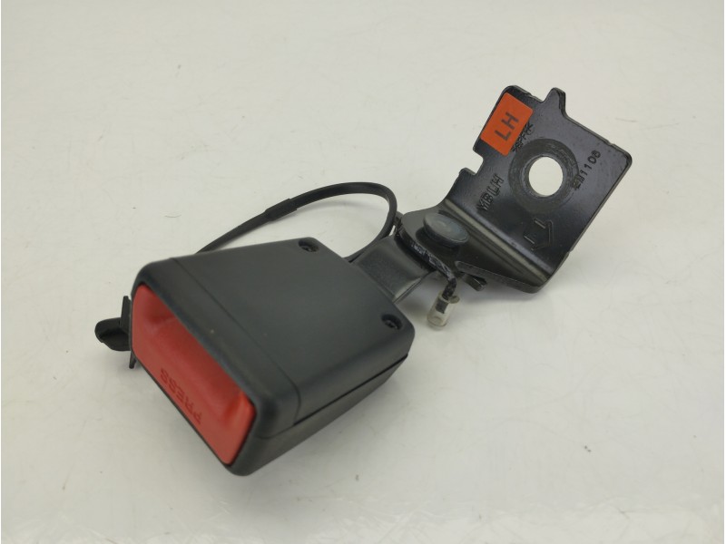 Recambio de enganche cinturon trasero derecho para kia stonic (yb) 1.0 t-gdi referencia OEM IAM 898B0H8200WK  