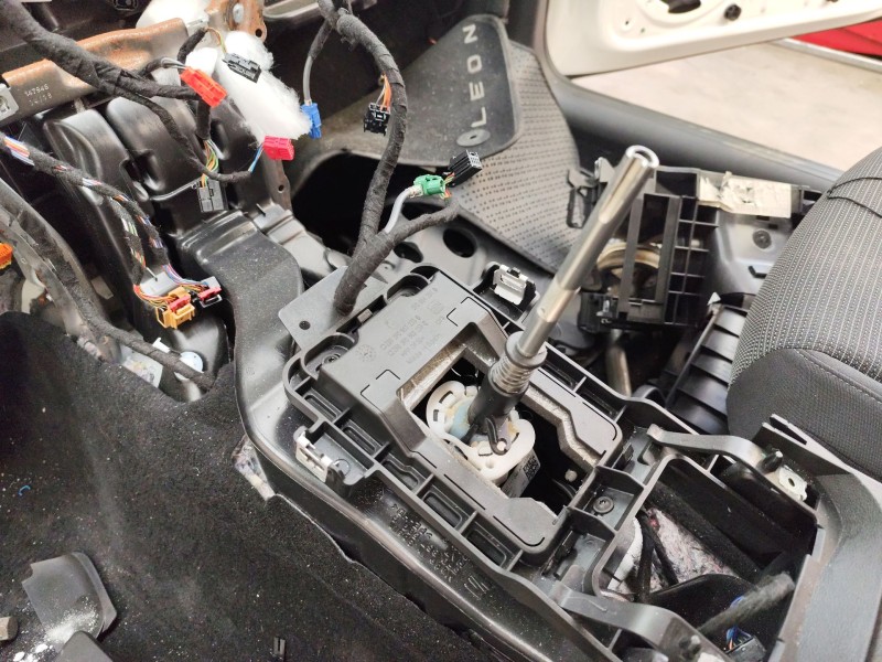 Recambio de palanca cambio para seat leon st (5f8) 1.6 tdi referencia OEM IAM 5Q0711049  