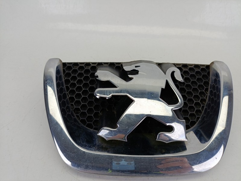 Recambio de emblema para peugeot 5008 (0u_, 0e_) 1.6 hdi referencia OEM IAM 18C0001030  