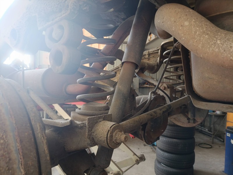 Recambio de amortiguador trasero izquierdo para nissan terrano ii (r20) 2.7 tdi 4wd referencia OEM IAM   
