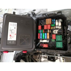 CAJA RELES / FUSIBLES 